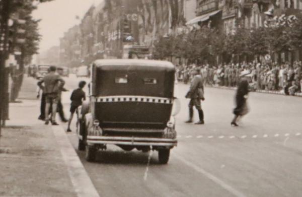 altes Foto - Promenade Berlin ?  Staatsfeier ?  gesäumt mit Hakenkreuzfahnen